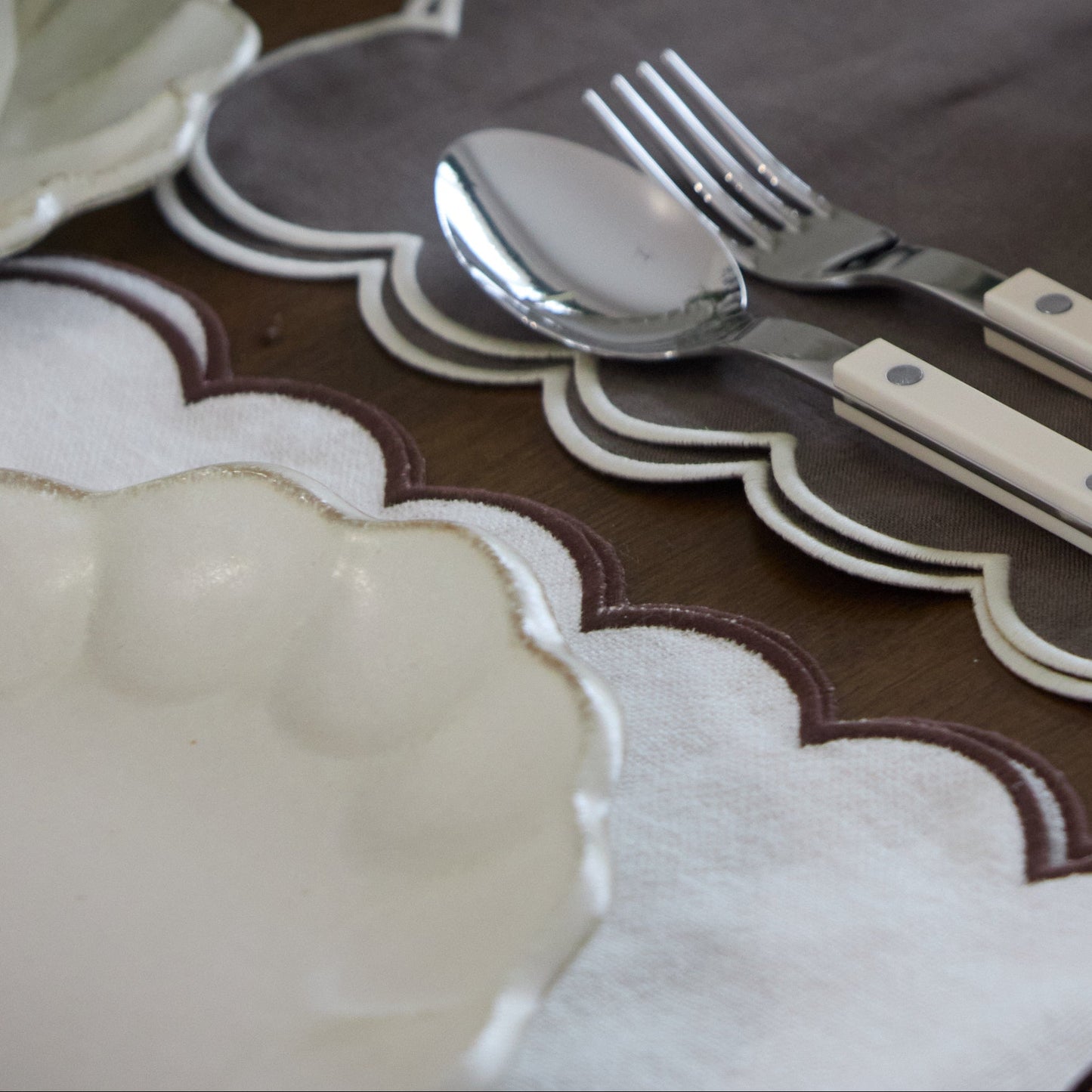 SCALLOPED LINEN PLACEMATS - OFF-WHITE/ CHOCOLATE