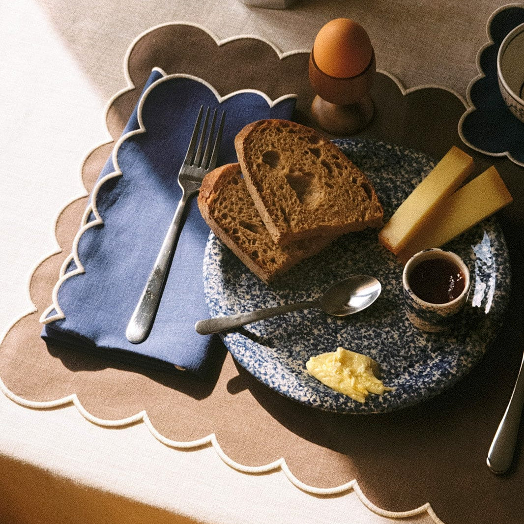 MOCHA SCALLOPED LINEN PLACEMATS